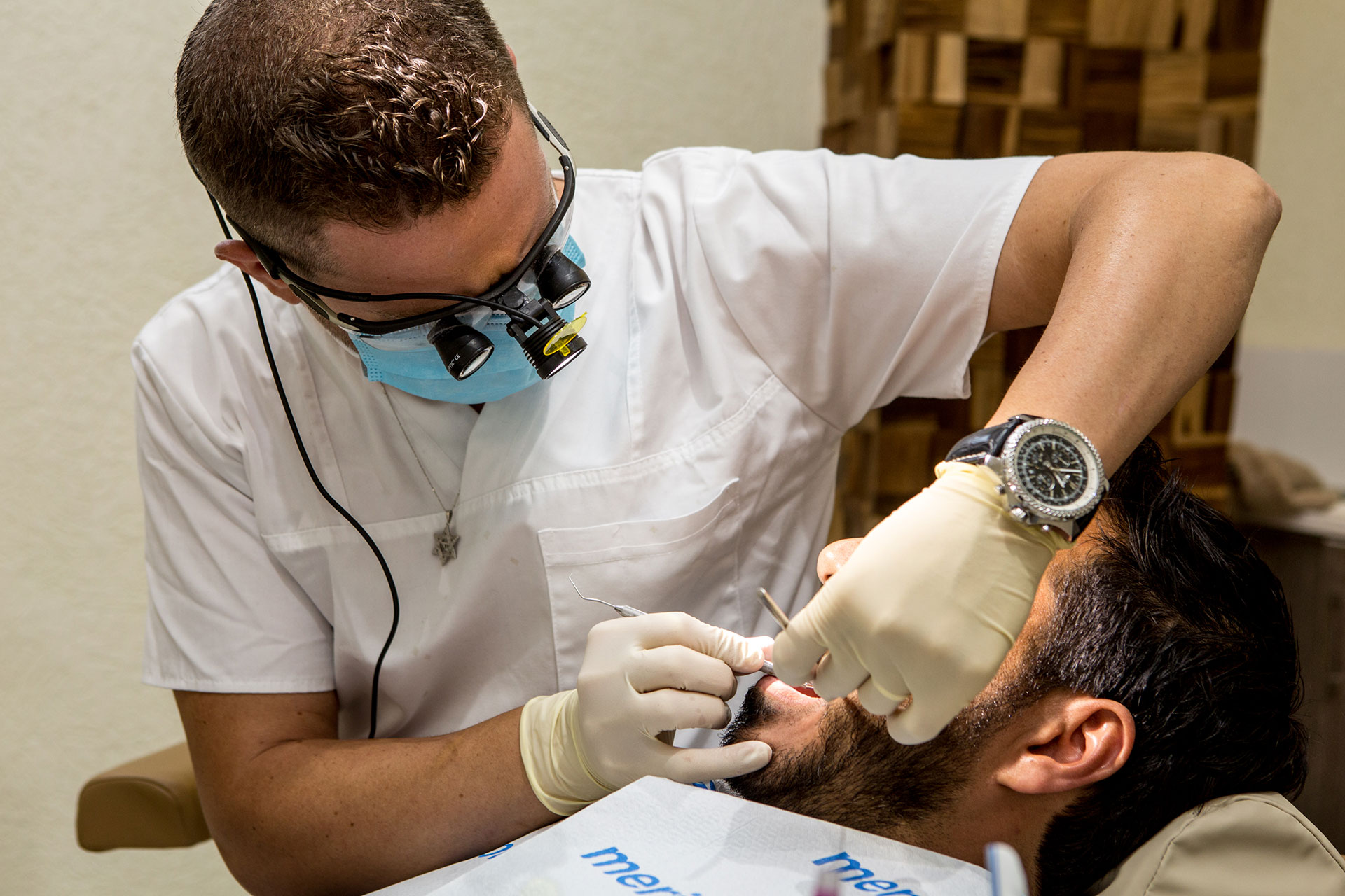 כירורגית שיניים - וינטרמן - שתלים, רפואה וטכנאות שיניים בחיפה